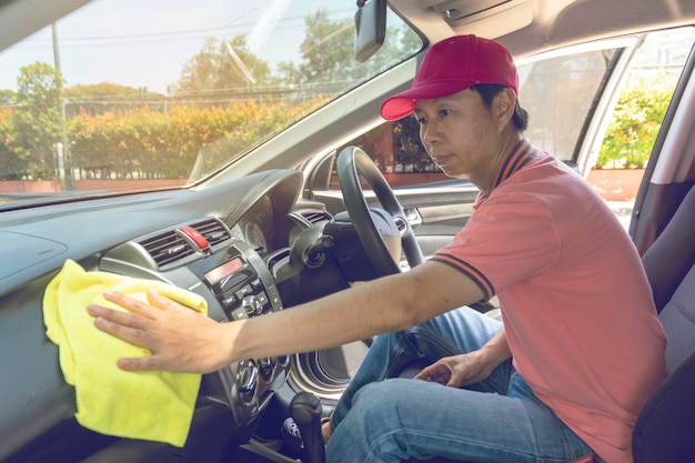 Auto serviço pessoal limpeza carro com pano de microfibra Foto Premium