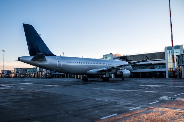 Avião de passageiros estacionado em uma ponte aérea no pátio do