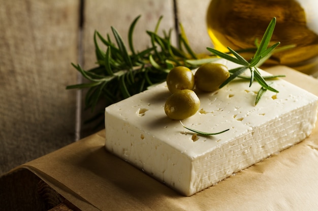 Azeitonas verdes gregas saborosas frescas com feta do queijo ou queijo de cabra. fechar-se. comida mediterrânica. Foto gratuita