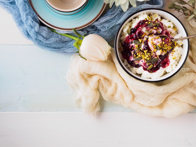 Bacia de iogurte e quark com atolamento do molho da baga. cafe da manha Foto Premium