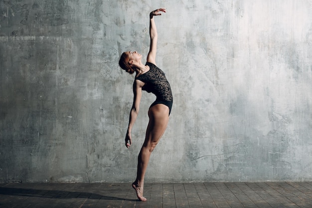 Bailarina feminina dançarina de balé jovem linda vestida roupa