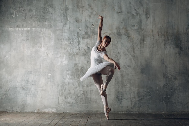 Bailarina feminina dançarina de balé jovem linda vestida roupa