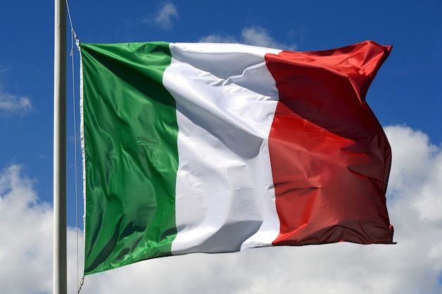 Bandeira Da Italia Tremulando Ao Vento Foto Premium