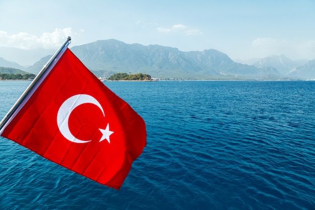 Bandeira da turquia, voando no vento no contexto do mar e ...