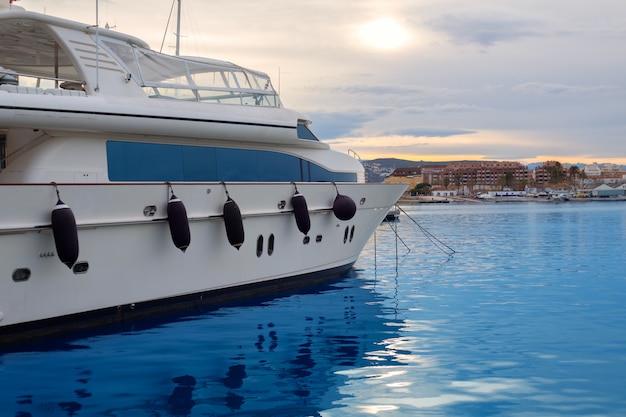 Barco atracado na marina do mediterrâneo em denia alicante Foto Premium