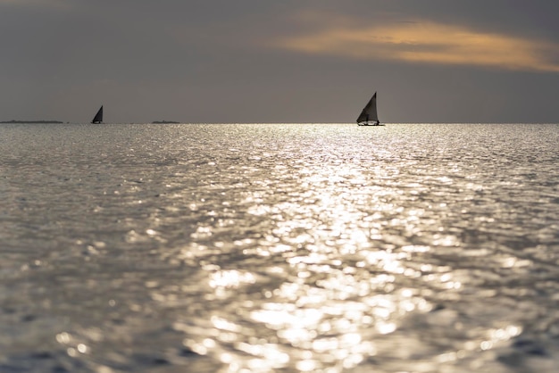 Barco Tradicional Pescador Dhow Durante O P R Do Sol No Oceano Ndico