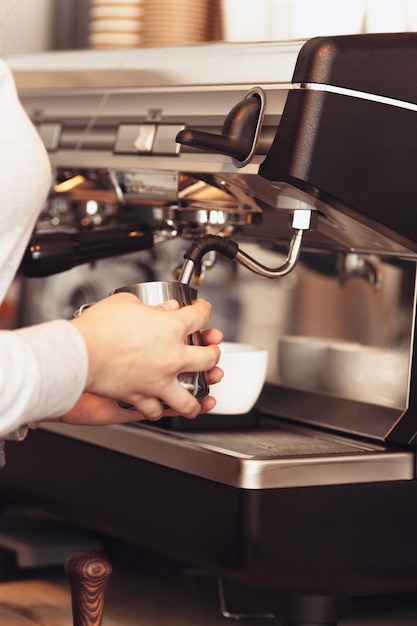 Barista, café, fazendo café, conceito de preparação e