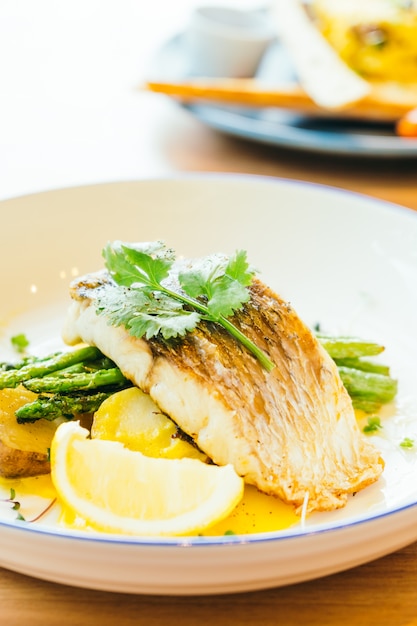 Barramundi ou pangasius peixe e carne steak Foto gratuita