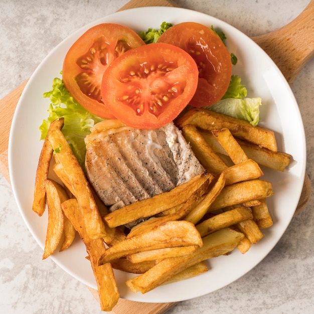 Batata Frita Com Carne E Tomate Picado | Foto Grátis