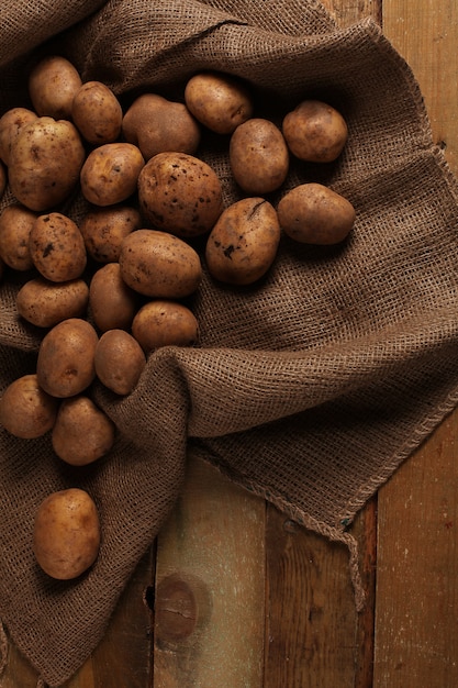 Batatas com casca rústicas em uma mesa Foto gratuita