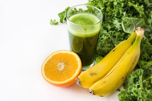 Batido com couve, banana e laranja isolado no espaço branco cópia Foto Premium
