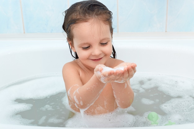 Bebe Feliz Encantador Tomando Banho Brincando Com Bolhas De Espuma Alegremente Foto Gratis