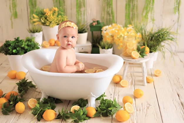 Bebe Sentado Em Uma Pequena Banheira Tomando Banho Com Rodelas De Limao Na Agua Foto Premium