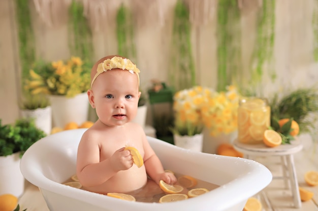 Bebe Sentado Em Uma Pequena Banheira Tomando Banho Com Rodelas De Limao Na Agua Foto Premium