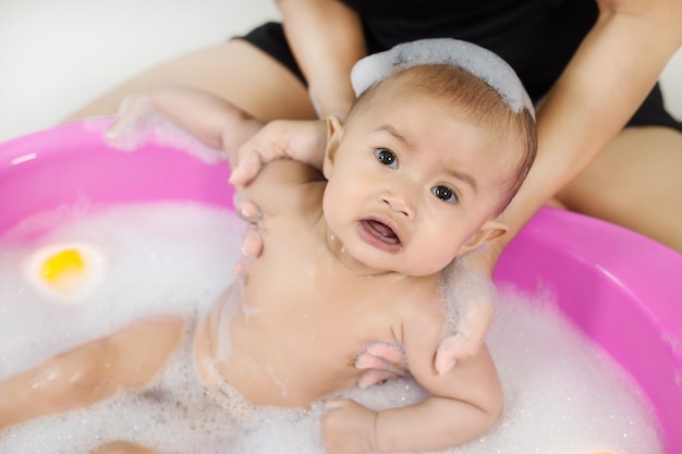 Bebe Tomando Banho Na Banheira E Brincar Com Bolhas De Espuma Foto Premium