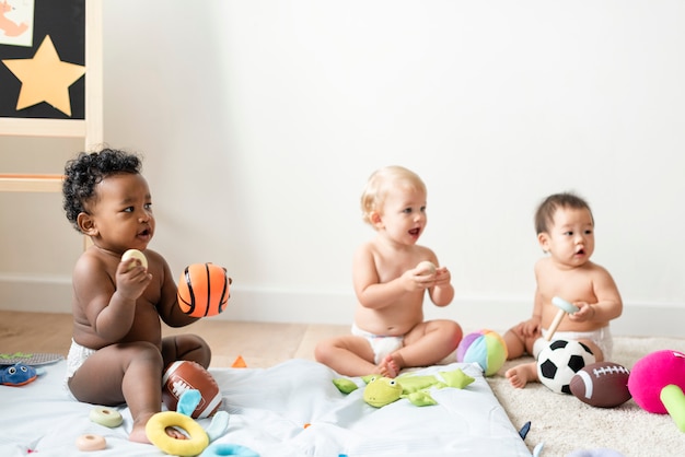 Bebês em fraldas brincando juntos Foto Premium