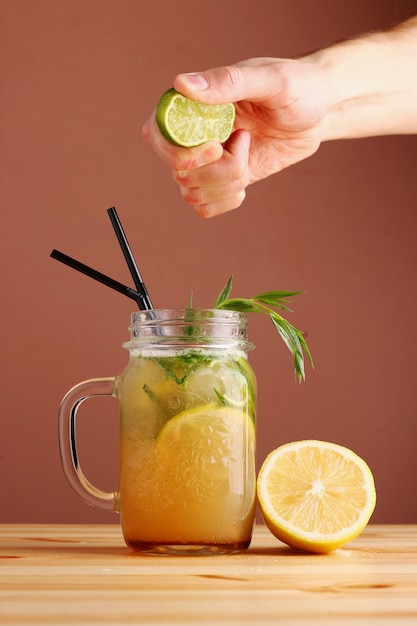 Bebida cítrica refrescante não alcoólica de verão na mesa de madeira | Foto  Premium