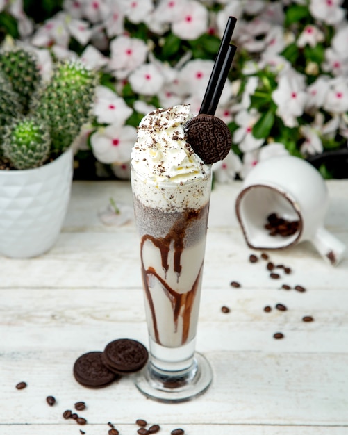 Bebida de café com chantilly e biscoitos Foto Grátis