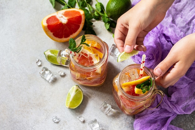 Bebida Refrescante No Gelo A Caneca Do Frasco De Pedreiro Encheu Se Com O Cocktail De Mojito Fresco Com Toranja Limao E Hortela Em Um Fundo De Pedra Cinza Copie O Espaco