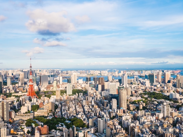 Bela arquitetura e construção em torno da cidade de tóquio, com a torre de tóquio no japão Foto gratuita
