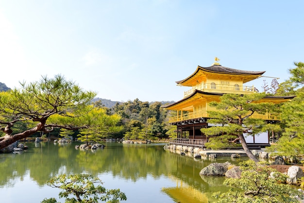 Foto Premium Bela Arquitetura No Pavilhao Dourado Kinkaku Ji Templo Kinkakuji Templo Sob Ceu Azul