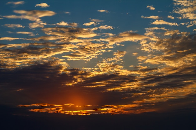 Belas Nuvens No C U Azul Durante O P R Do Sol Foto Premium