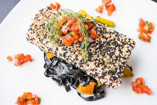 Bife de atum grelhado com macarrão e legumes Foto gratuita