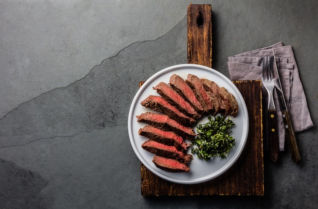 Bife de carne médio na chapa branca Foto Premium