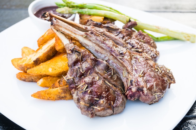 Bife de cordeiro grelhado Foto gratuita