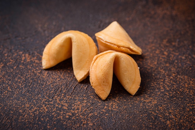 Biscoitos da sorte chineses tradicionais com previsão Foto Premium