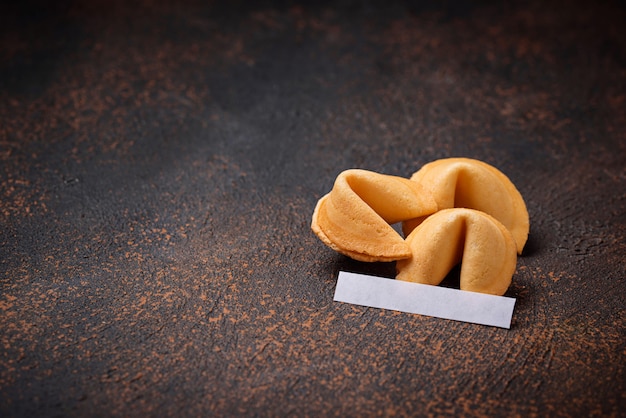 Biscoitos da sorte chineses tradicionais com previsão Foto Premium