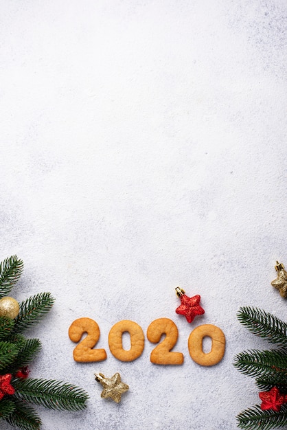 Biscoitos de ano novo em forma 2020 Foto Premium