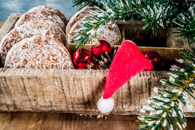 Biscoitos de gengibre de natal clássico com decorações de natal Foto Premium