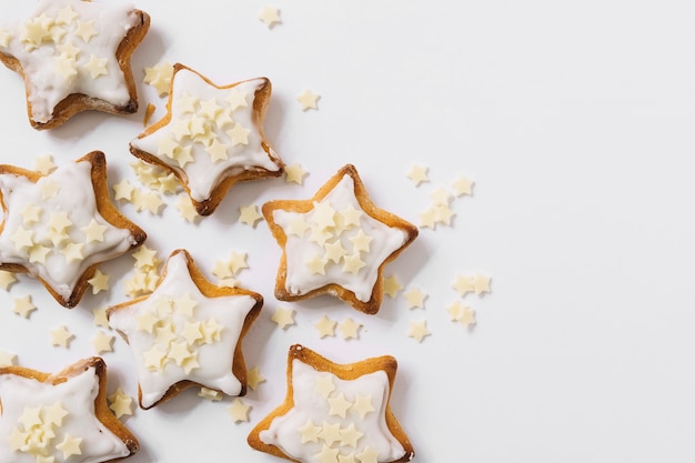 Biscoitos saborosos com estrelinhas de açúcar Foto gratuita