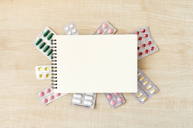 Bloco de notas de papel mock-se no quadro de várias bolhas com cápsulas Foto Premium