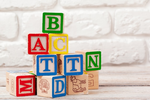 Blocos de brinquedo de madeira com o texto: abc Foto Premium