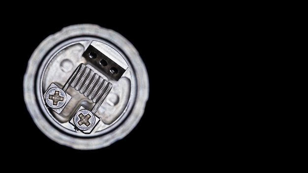 Bobina de clapton fundida única no atomizador de tanque rebuildable para caçador de sabor isolado no fundo preto Foto Premium