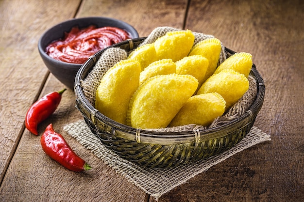 Bolinho frito de massa de milho empanados típicos do brasil comida de