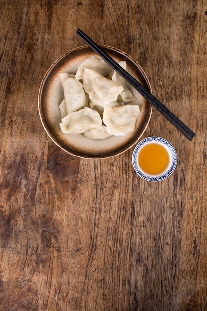 Bolinhos recheados com carne, ravioli, bolinhos. bolinhos de massa com recheio. bolinho de massa ingredientes, cozinha chinesa Foto Premium