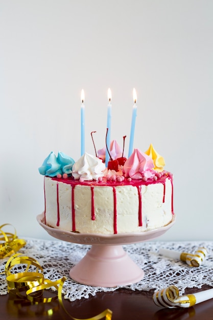 Bolo De Aniversário Com Velas Acesas Foto Grátis 