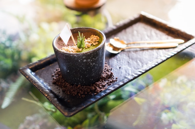 Bolo de chiffon tiramisu, a sobremesa que se parece com grama e solo Foto Premium