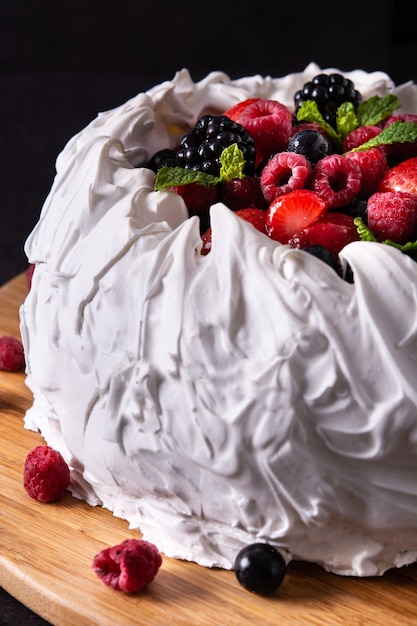 Bolo De Pavlova Delicioso Cobertura De Merengue E Frutas Frescas Em