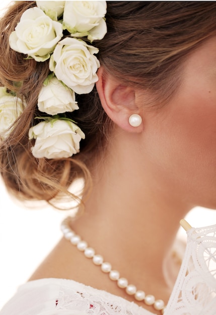 Bonito e jovem garota se preparar para o casamento Foto gratuita