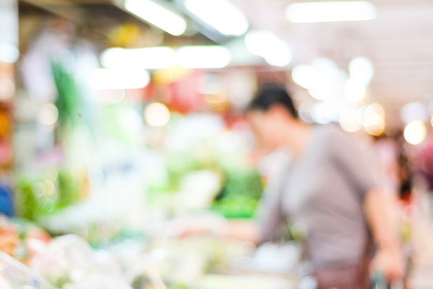 Borrão de mercado e pessoas com luz de bokeh Foto Premium