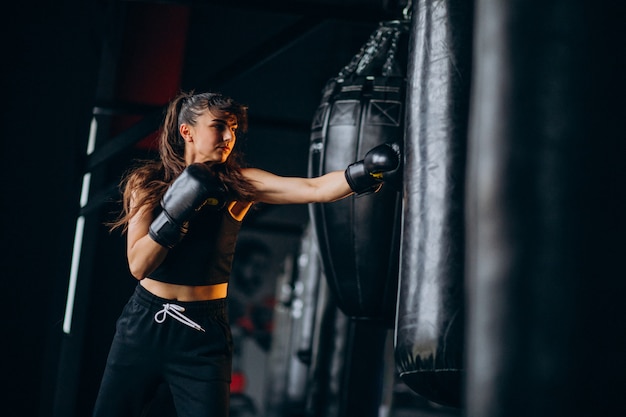 Boxer jovem treinando na academia | Foto Grátis