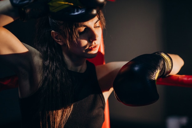 Boxer jovem treinando na academia Foto gratuita