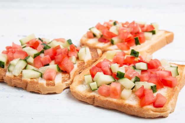 Bruschettas Italianas Com Tomate Fatiado Cucumbeand Legumes