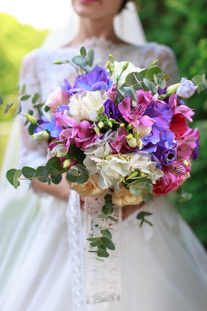 Buquê de casamento de flores, incluindo red hypericum¡ | Foto Premium