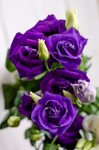 Buquê de flores roxas eustoma | Foto Premium
