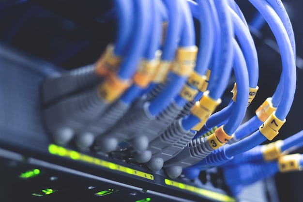 Cabos da rede conectados nos interruptores de rede - conceito do centro de dados. Foto Premium